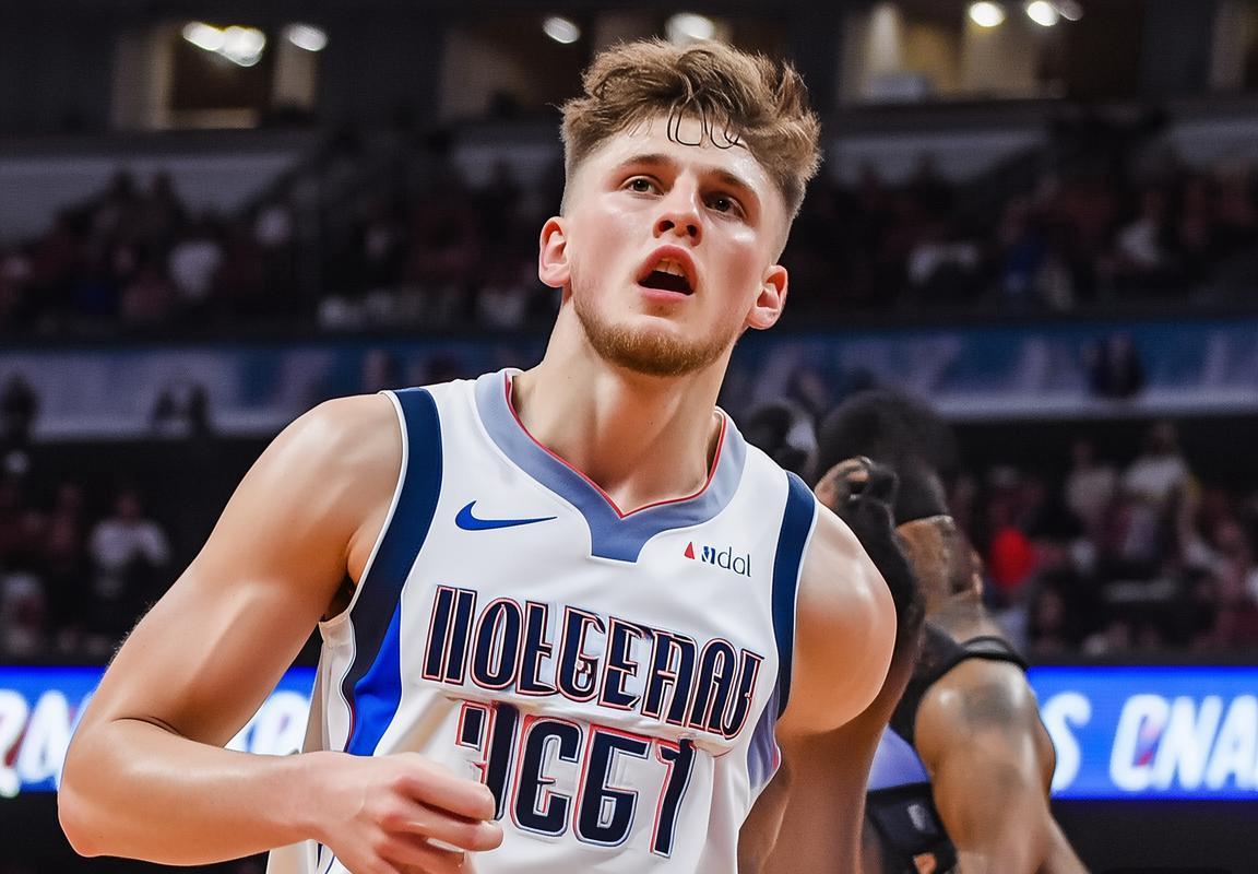 欧文东契奇联手统治攻防，独行侠大胜快船；篮网内线失守不敌雄鹿